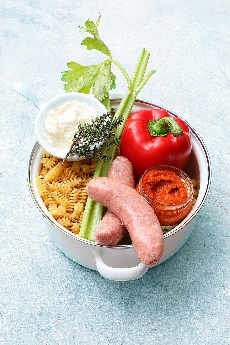 Ingredients for pepper fusilli with sausage (one pot pasta)