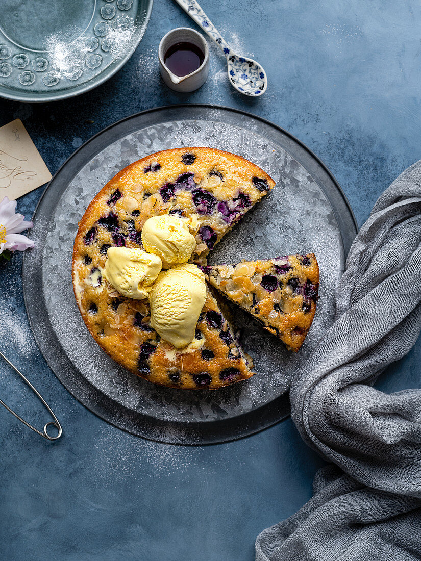 Kartoffelkuchen mit Blaubeeren und Vanilleeis