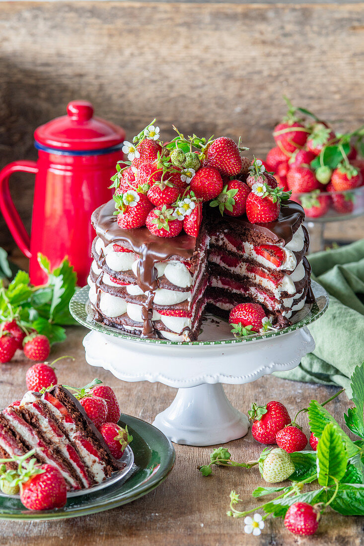 Schokoladen-Erdbeer-Schichtkuchen