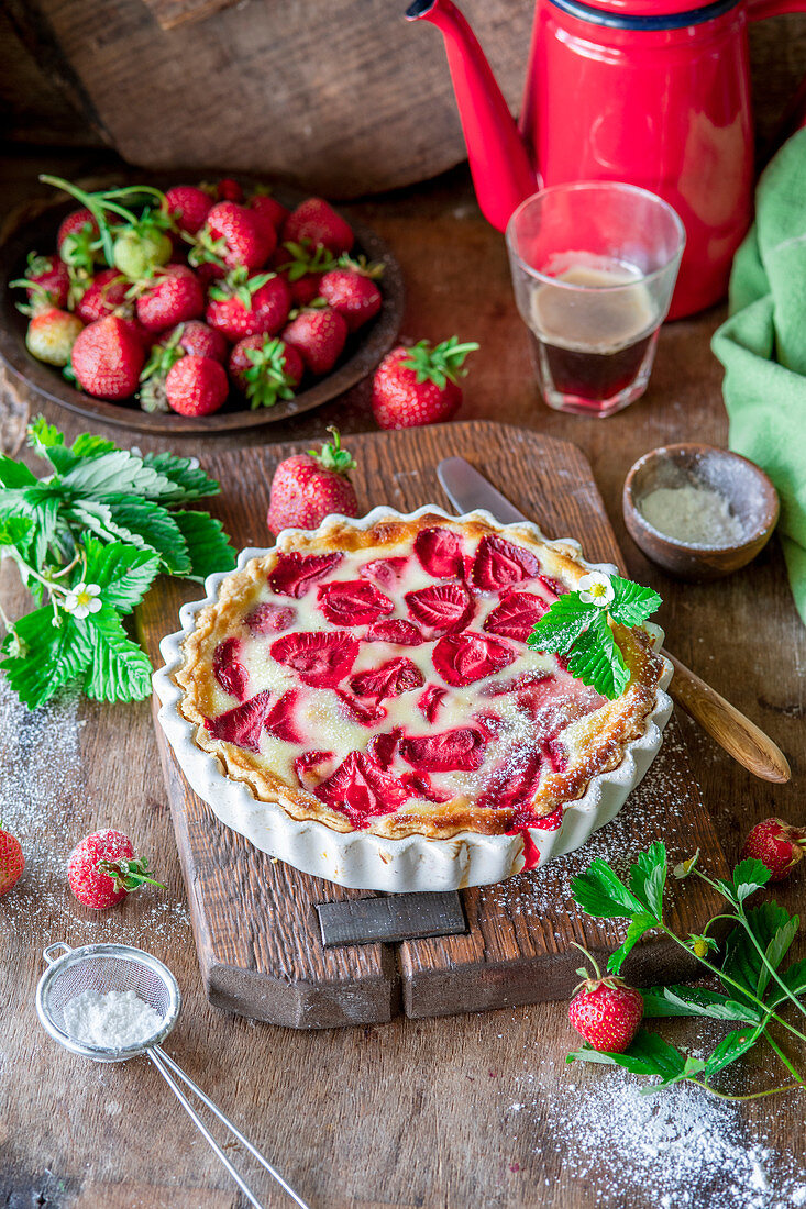 Erdbeer-Sahne-Pie mit Puderzucker