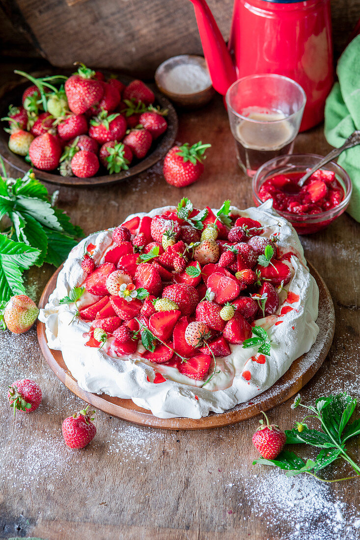 Pavlova mit Erdbeeren