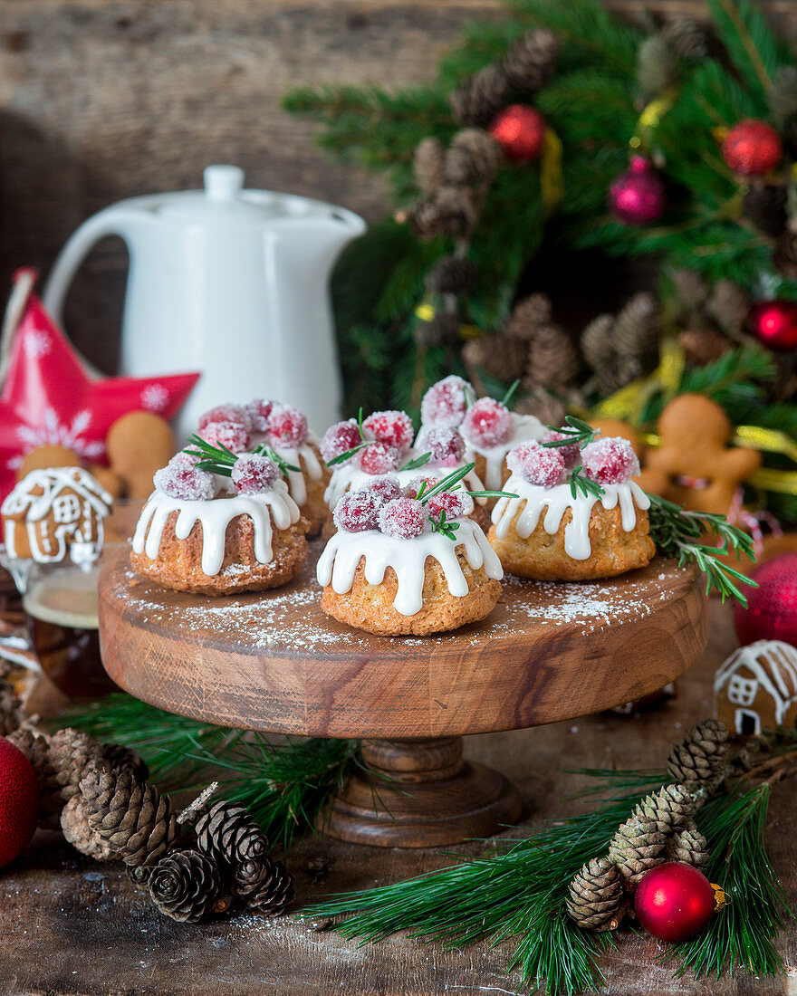 Minigugelhupfe mit Zuckerglasur zu Weihnachten