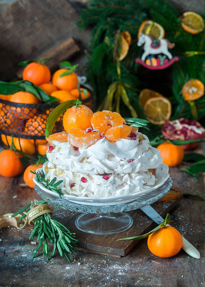 Pavlova mit Mandarinen zu Weihnachten