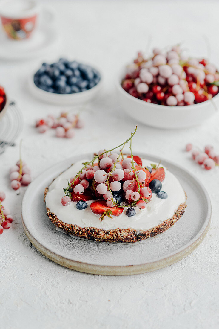 Kleine Beerentorte mit Sahne, Erdbeeren, Johannisbeeren und Blaubeeren