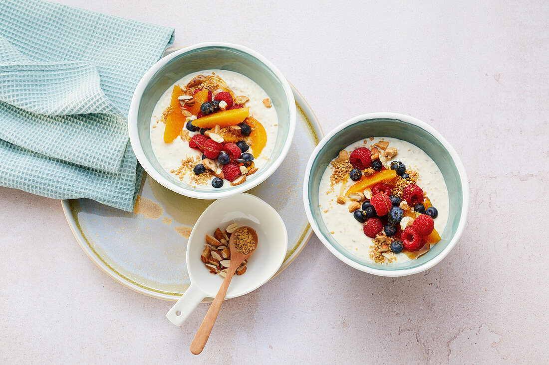 Orangenquark mit Leinsamen und frischen Beeren