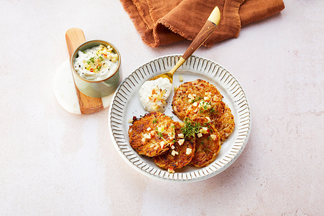 Sauerkraut-Puffer mit Apfel-Meerrettich-Quark