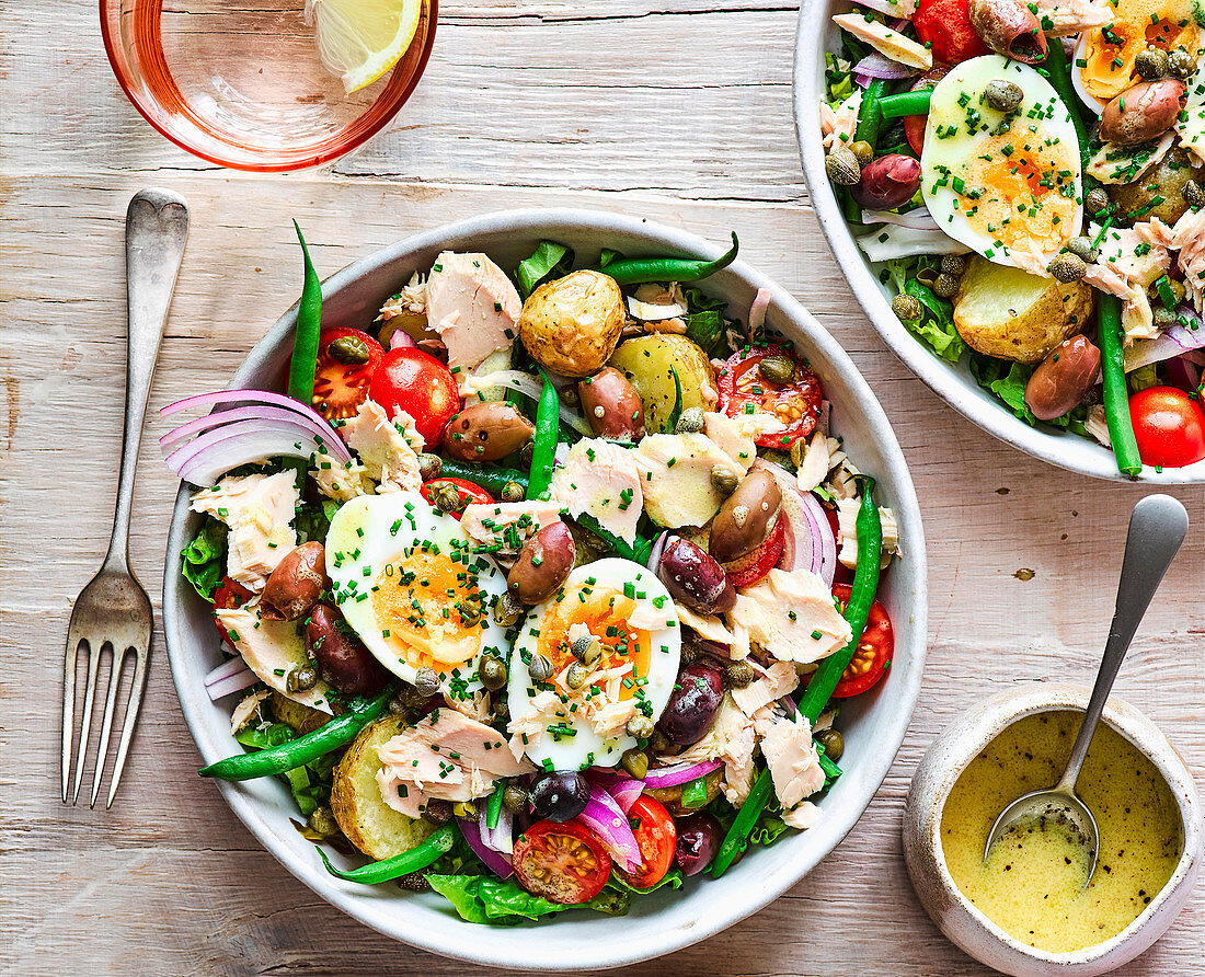 Healthy Niçoise salad bowls