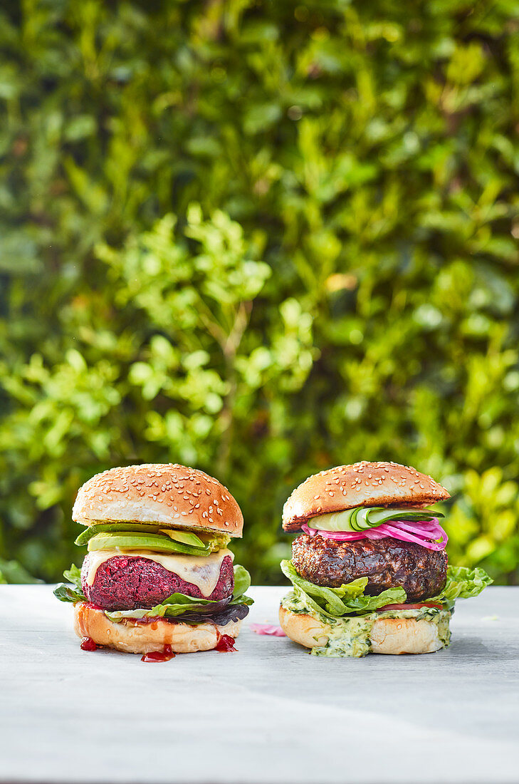 Veganer Burger und Burger mit Käsefüllung