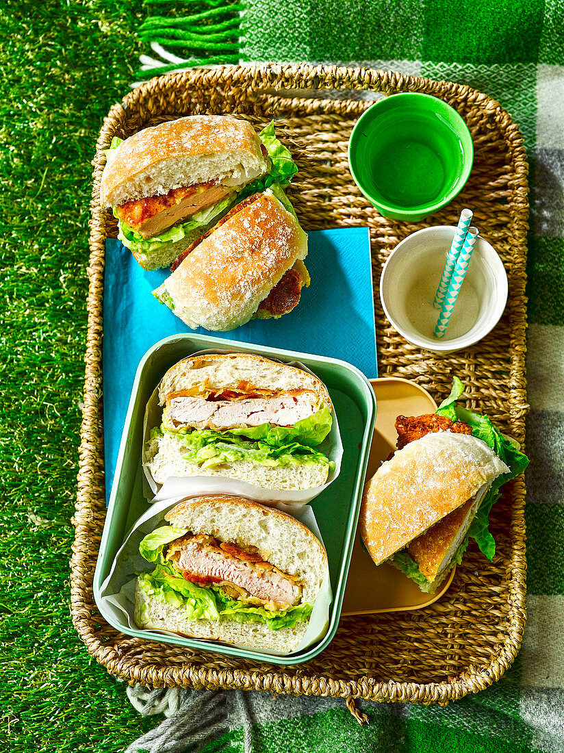 Knusprige Hähnchen-Sandwiches mit Salat und Avocado fürs Picknick