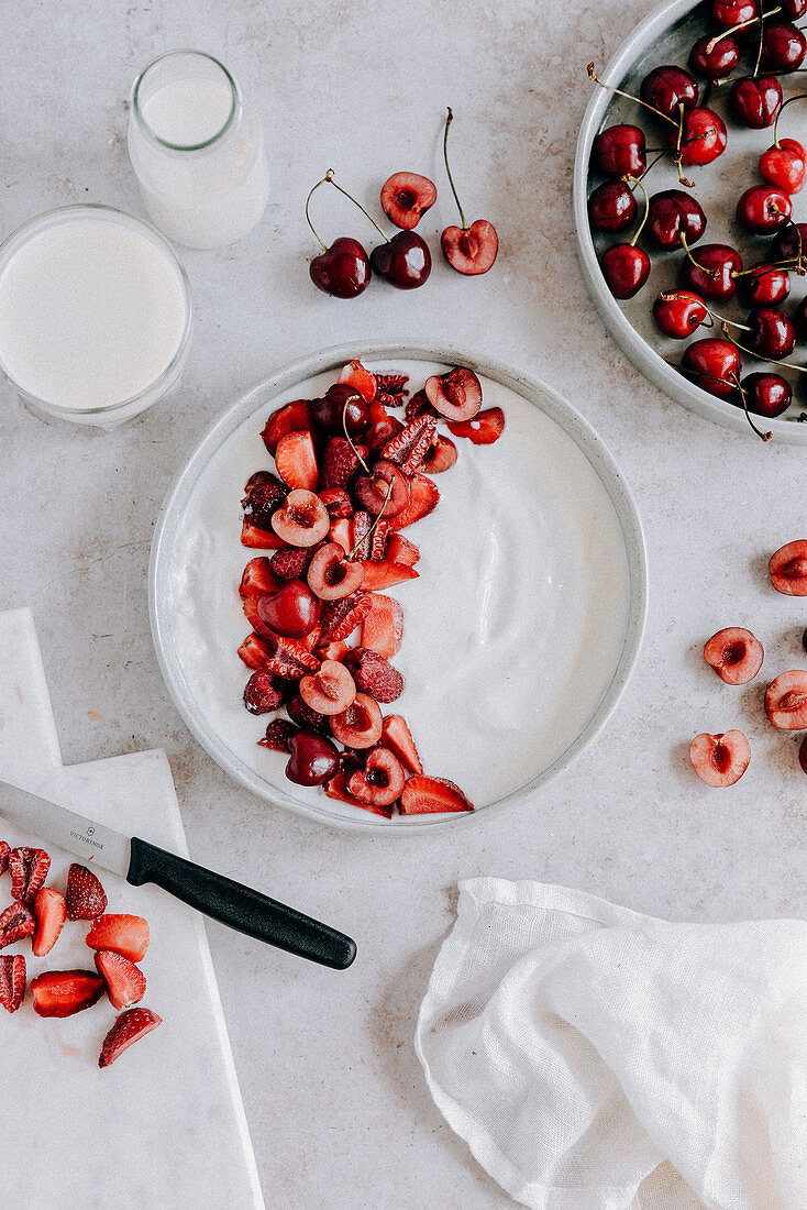 Joghurt mit Kirschen und Erdbeeren zubereiten