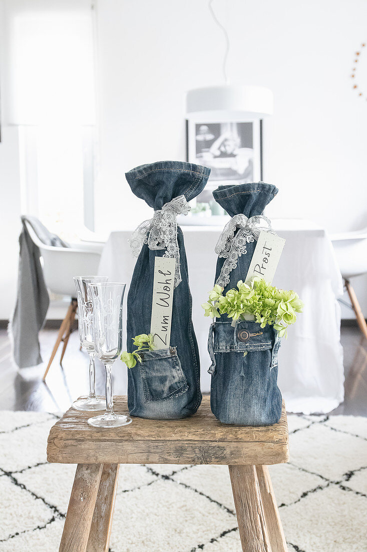 Upcycling: Flaschenverpackung aus Jeanshose