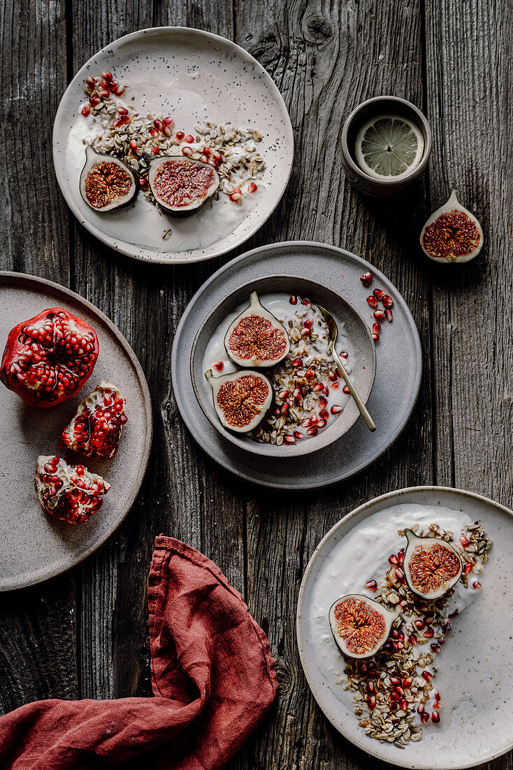 Porridge with yogurt, figs and pomegranate seeds