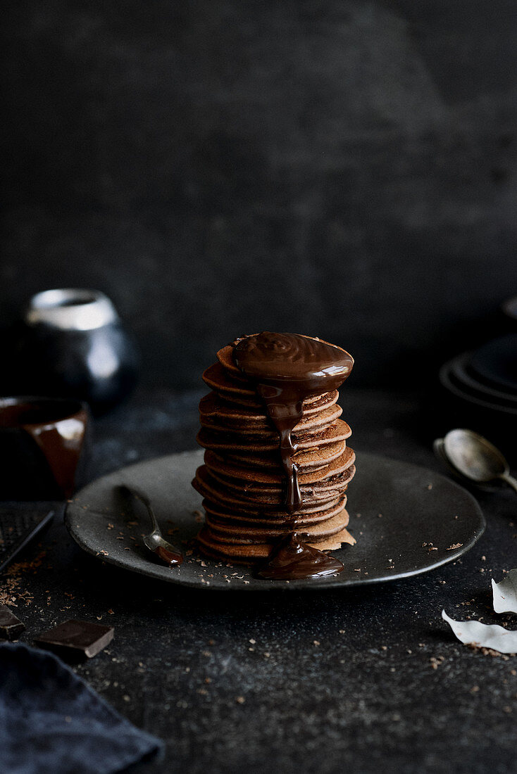 Schokoladen-Pancakes mit geschmolzener dunkler Schokolade