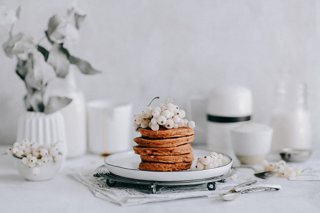 Kürbis-Pancakes garniert mit weißen Johannisbeeren