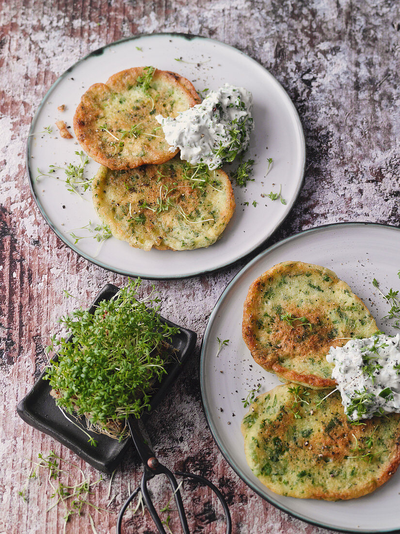 Grüne Pfannkuchen mit Kräuterquark