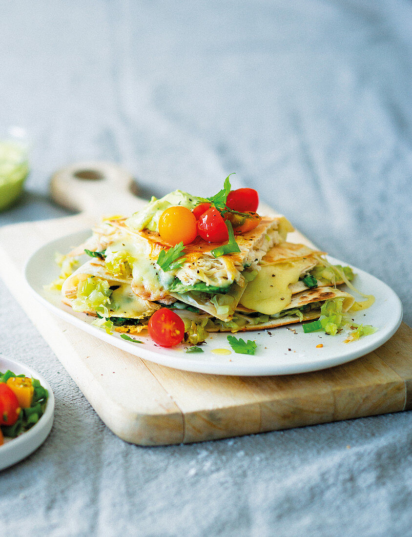 Karamellisierte Lauch-Hähnchen-Quesadillas mit Käse und Avocado-Dip