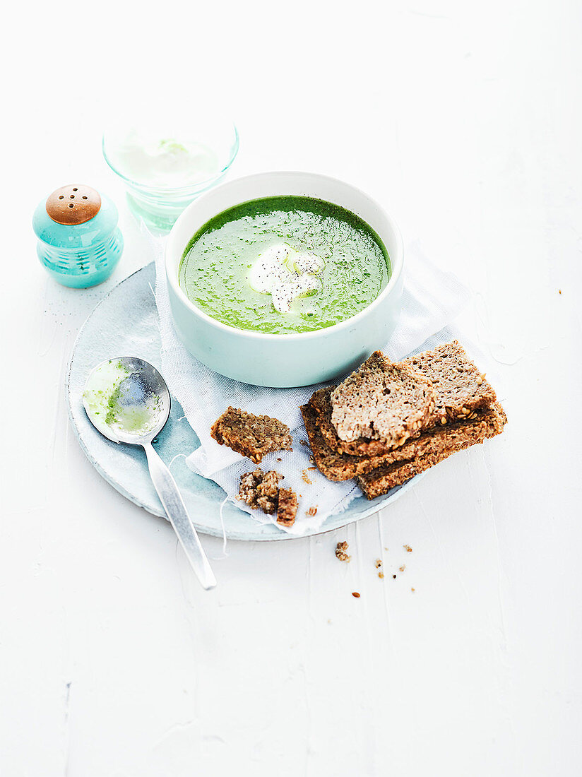 Grüne Suppe mit Gurken, Erbsen und Blattsalat