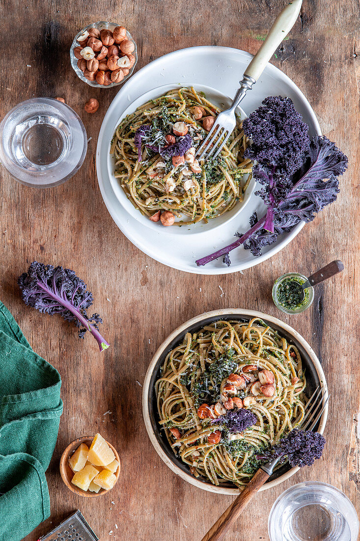 Pasta mit Grünkohlpesto und Haselnüssen