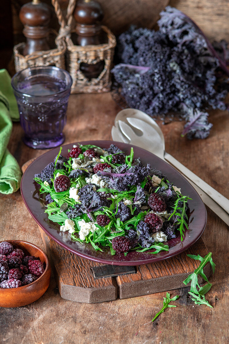 Grünkohlsalat mit violettem Grünkohl, Rucola, Brombeeren und Feta