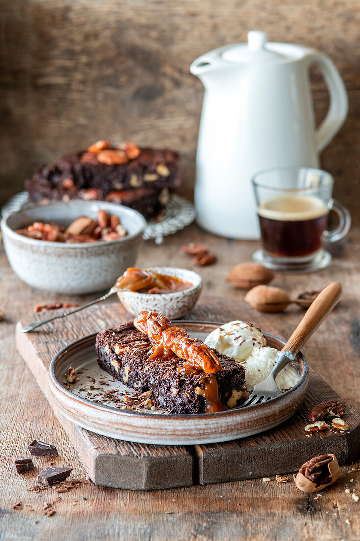 Brownie with caramel and pecan