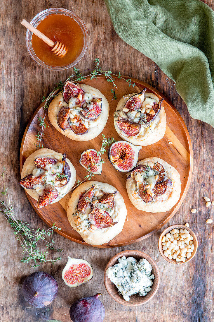 Brötchen mit Feigen, Blauschimmelkäse und Honig