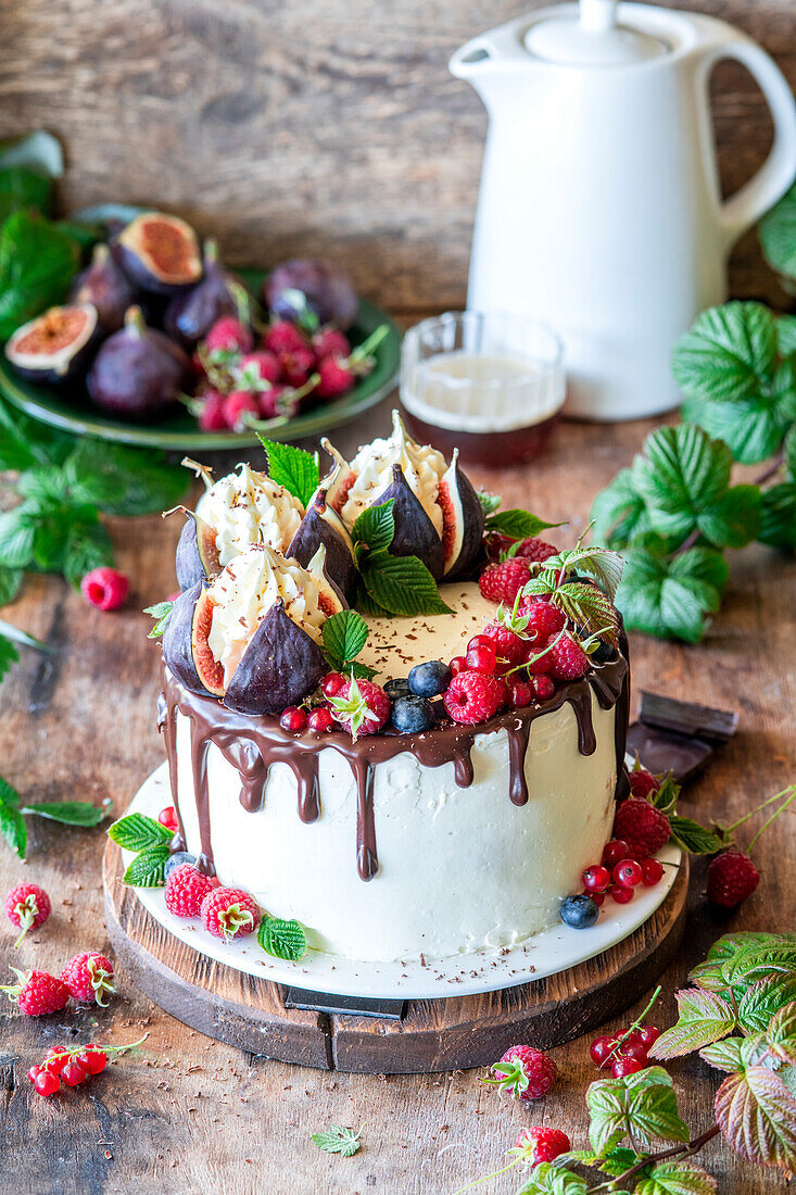 Buttercream cake with figs and berries