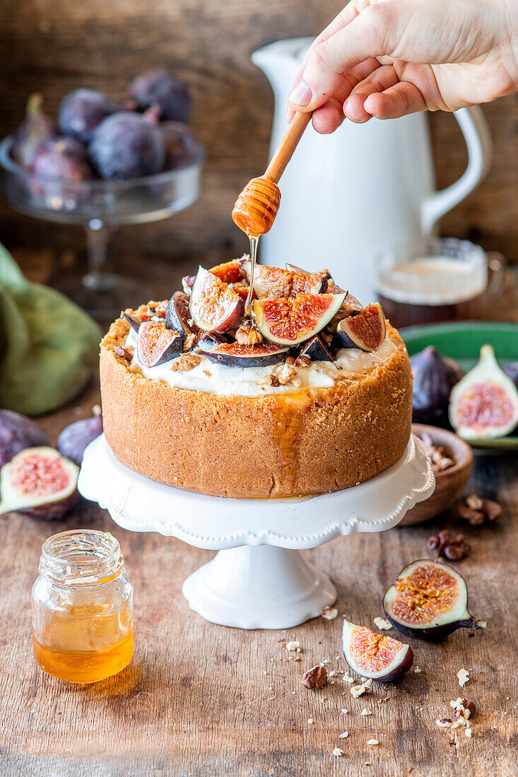 Feigen-Käsekuchen mit Nüssen und Honig