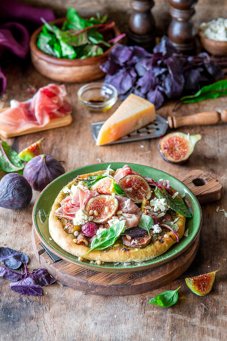 Flatbread with figs, ham and cheese