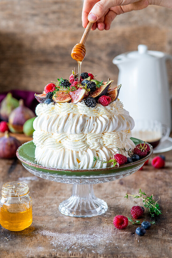 Fig pavlova with honey