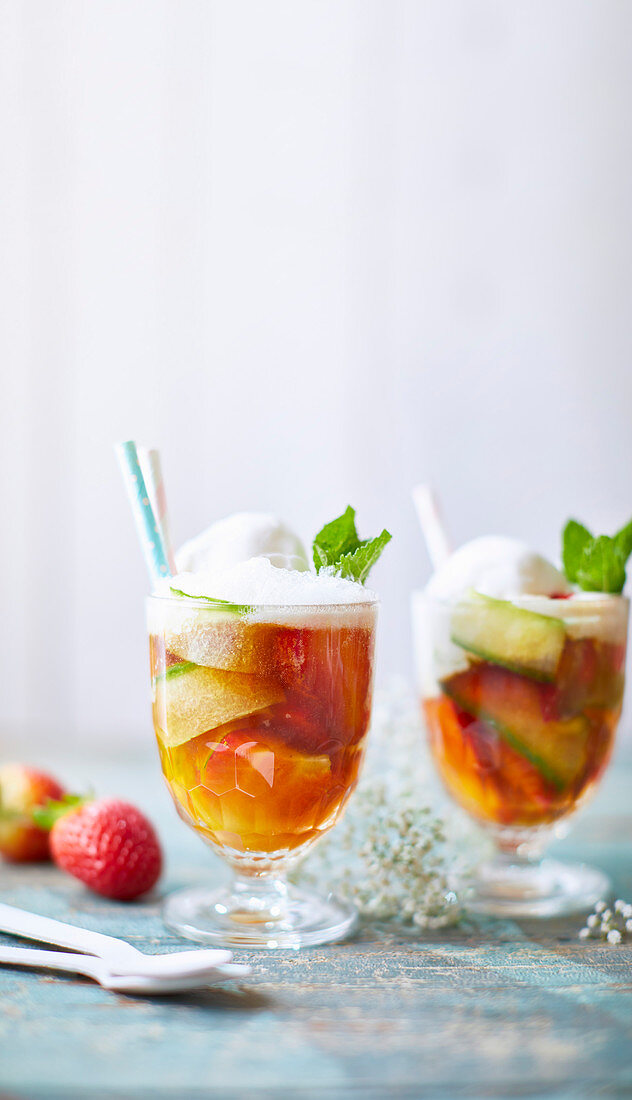 Pimms Slushie mit Gurke, Erdbeeren und Zitronensorbet