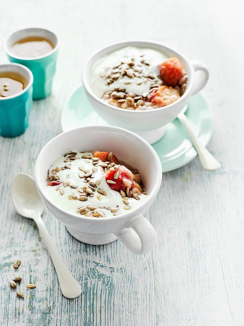 Gersten-Porridge mit roten Pflaumen, Vanillejoghurt und Sonnenblumenkernen