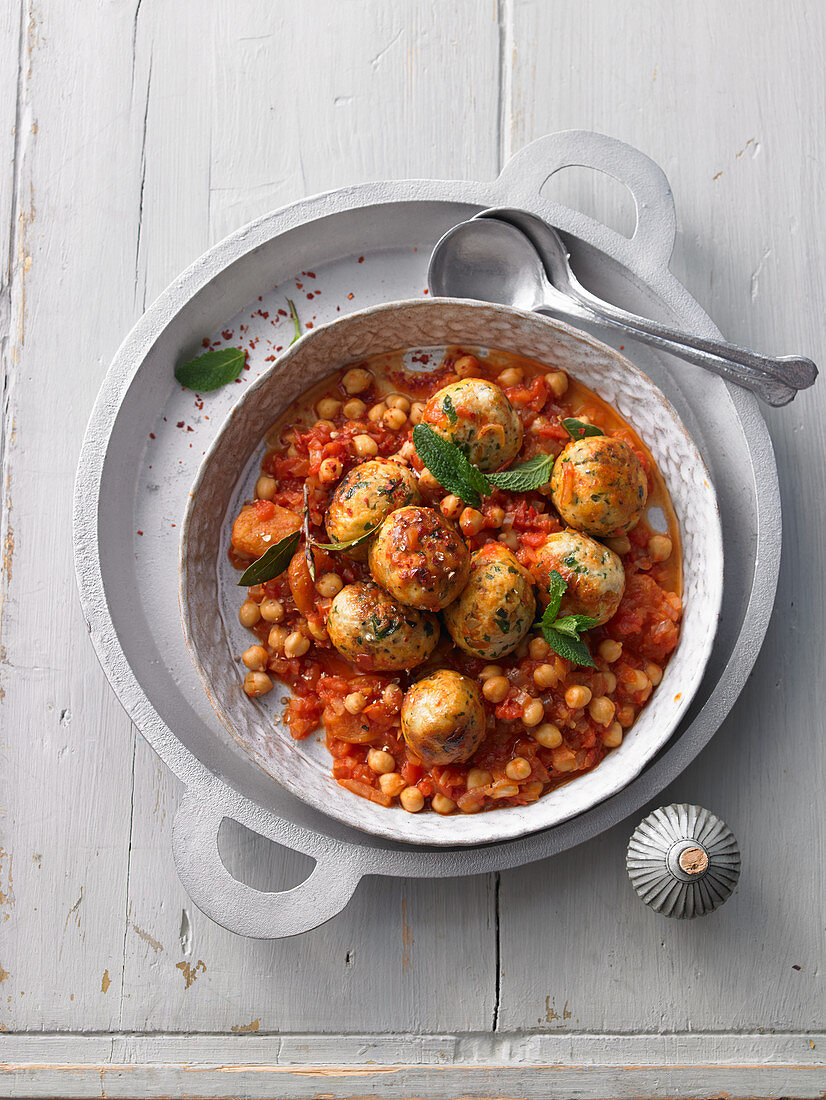 Hähnchen-Aprikosen-Kefta mit Kichererbsen und Salzzitrone