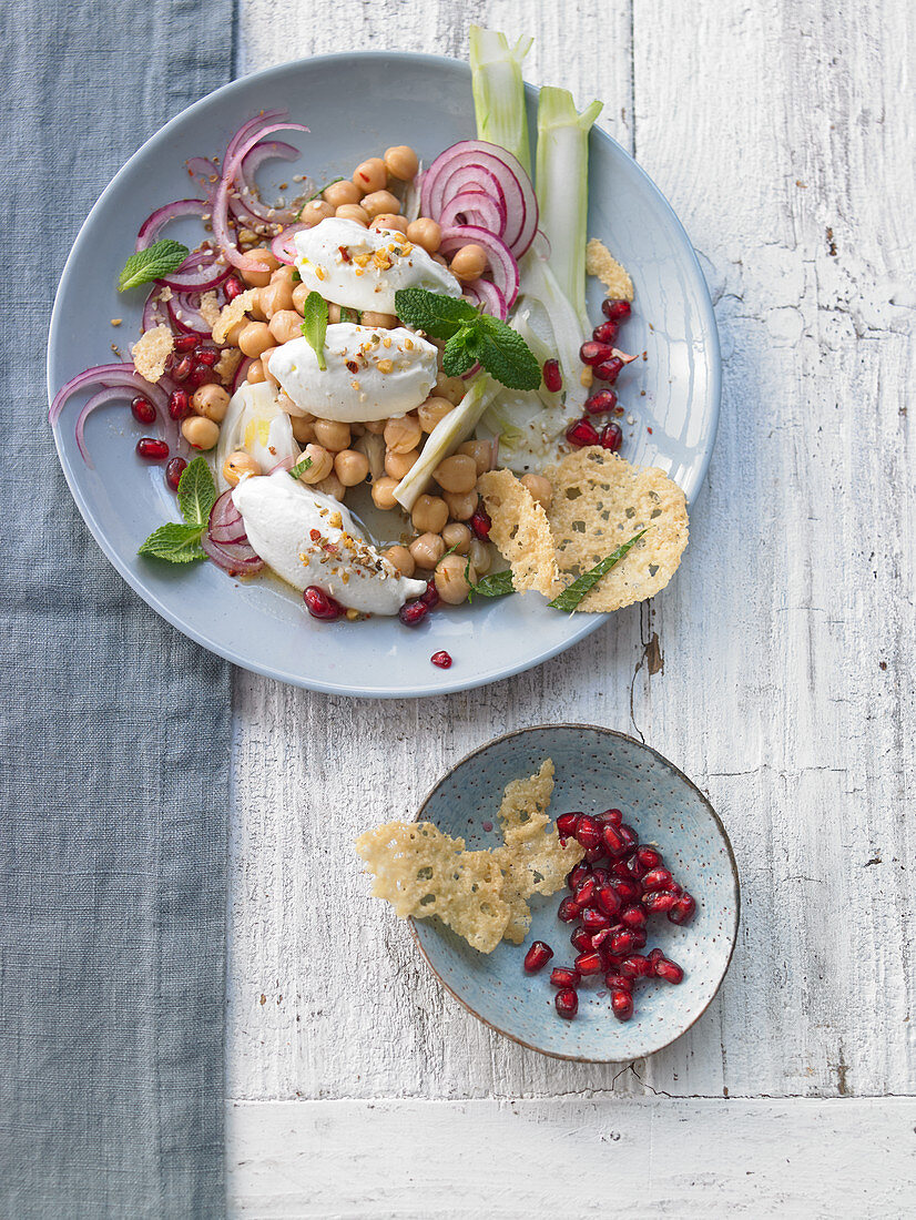 Labneh-Nocken mit marinierten Kichererbsen und Granatapfelkernen