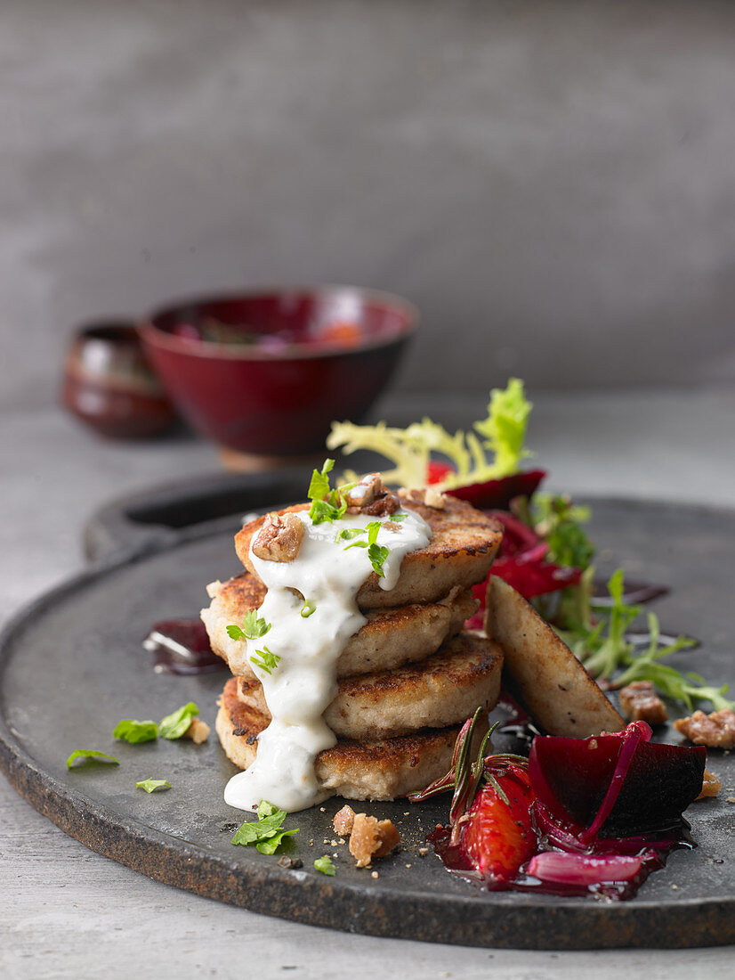 Gegrillte Sellerieknödel mit Rote-Bete-Salat