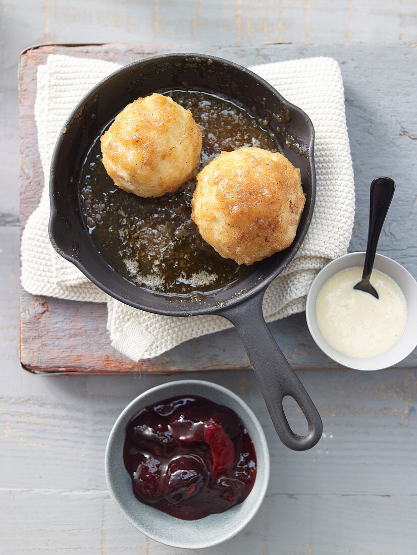 Karamellisierte Topfenknödel mit Marzipansauce