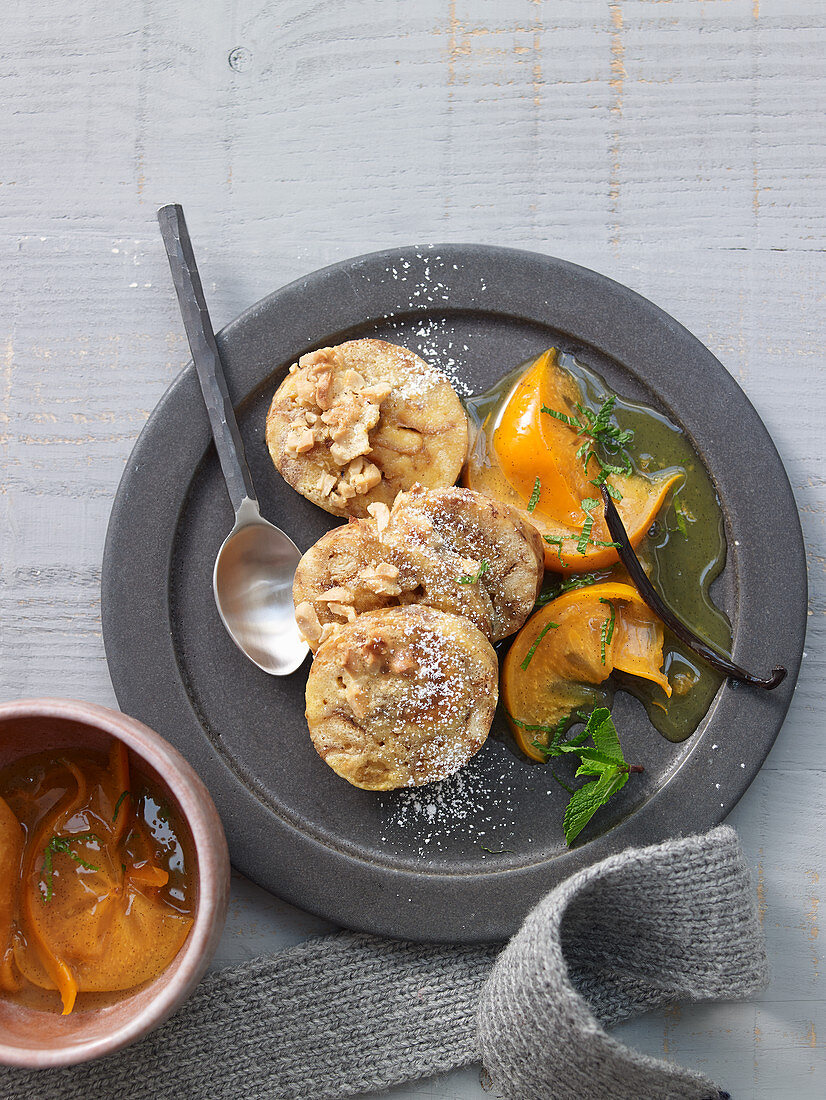 Süße, gebackene Brioche-Knödel mit Erdnusskaramell und Sharonfrüchte-Kompott