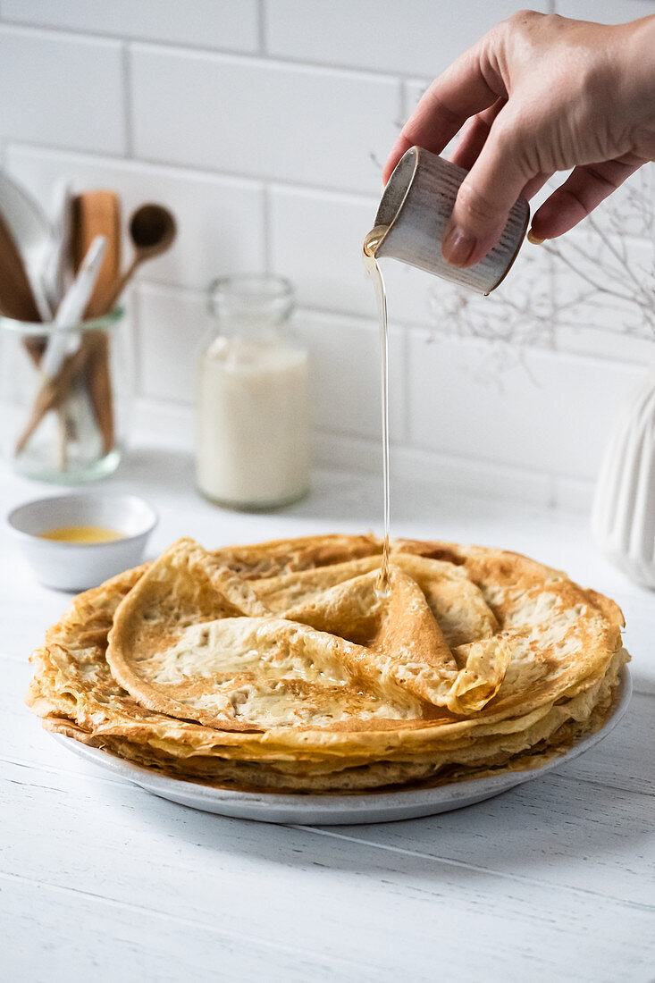 Crepes mit flüssiger Butter beträufeln