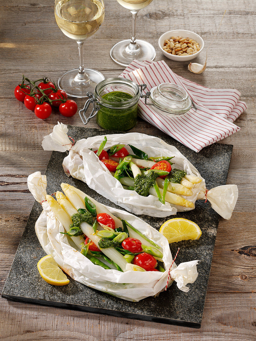 Green and white asparagus packets with wild garlic pesto