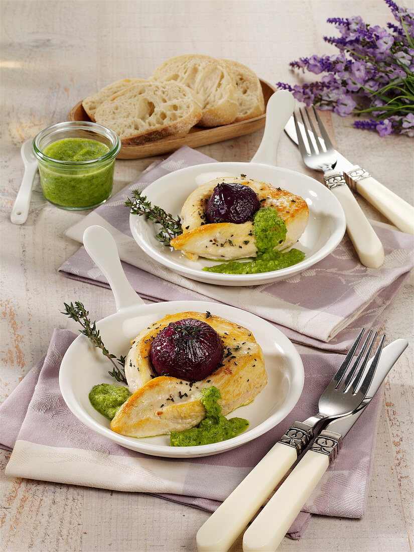 Rote Zwiebel im Pouletmantel mit Molho verde