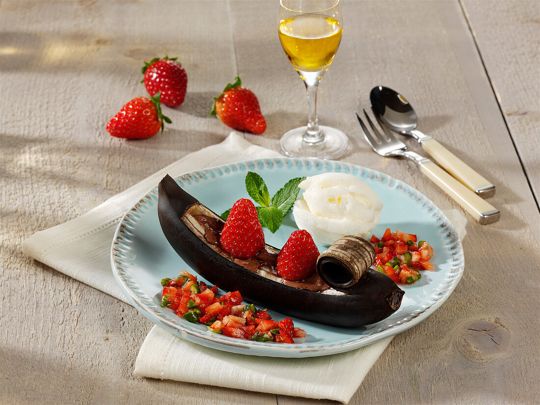 Grilled banana gondolas with chocolate and strawberry salsa
