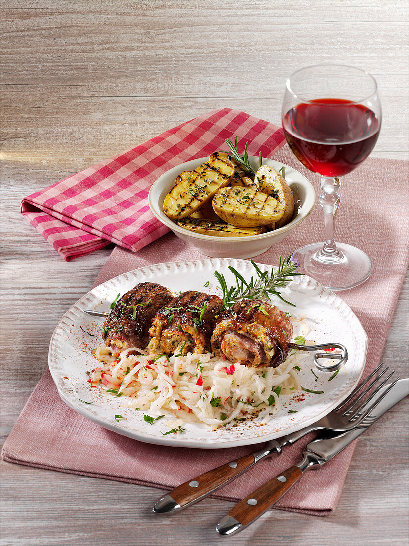 Gegrillte Rouladenspieße mit Rettich-Radieschen-Salat