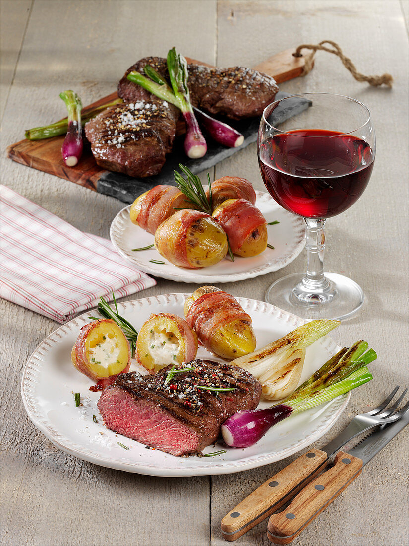 Grilled rump steaks with stuffed potatoes