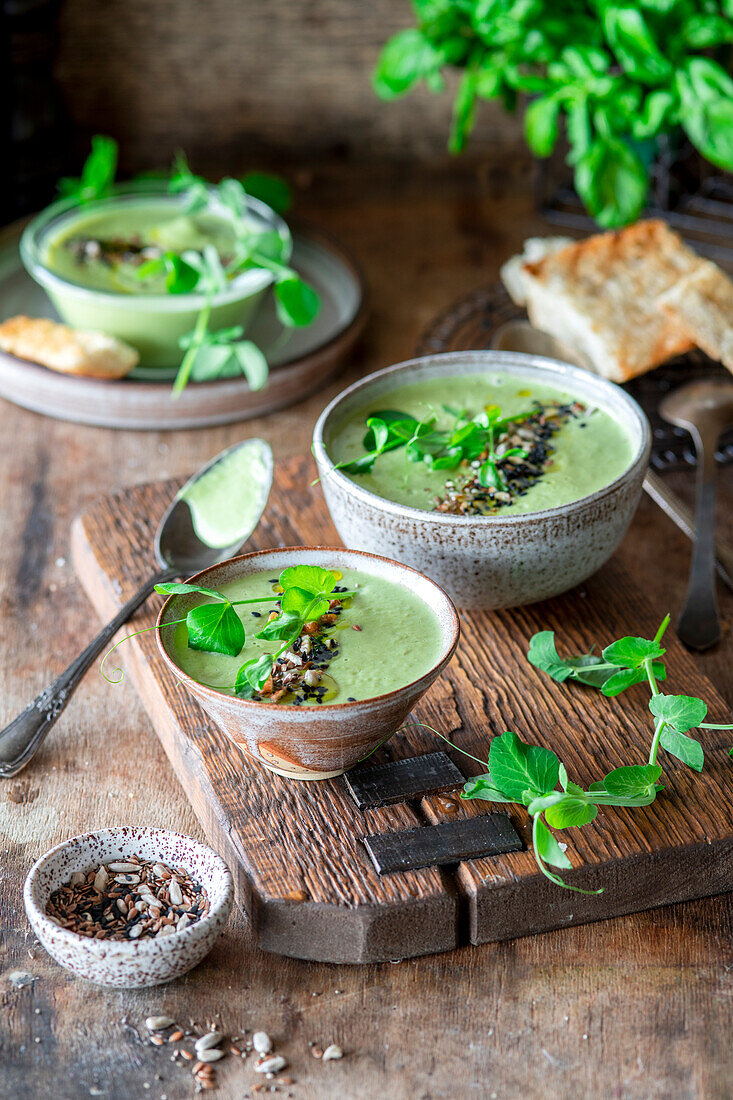 Grüne Suppe mit Erbsen