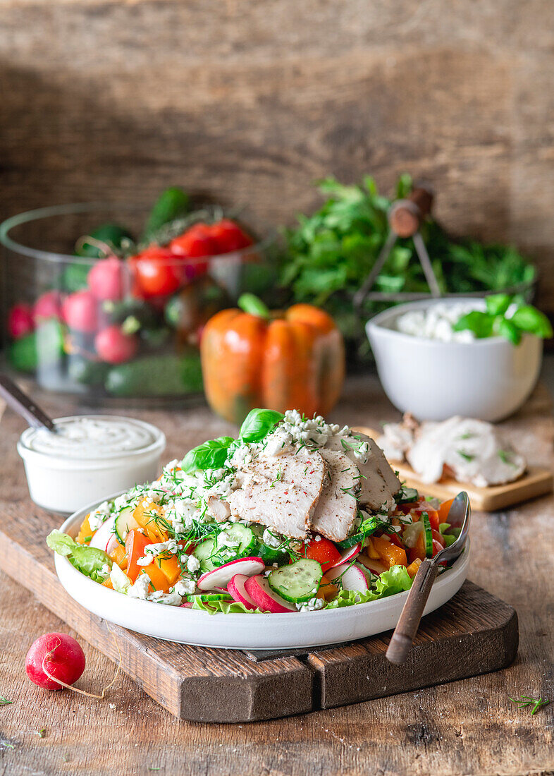 Gemüsesalat mit Hühnchen