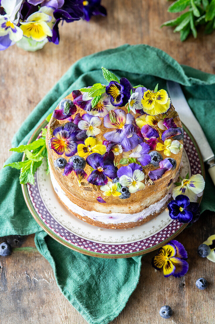 Biskuittorte mit Heidelbeercreme, Champagnergelee und Essblüten