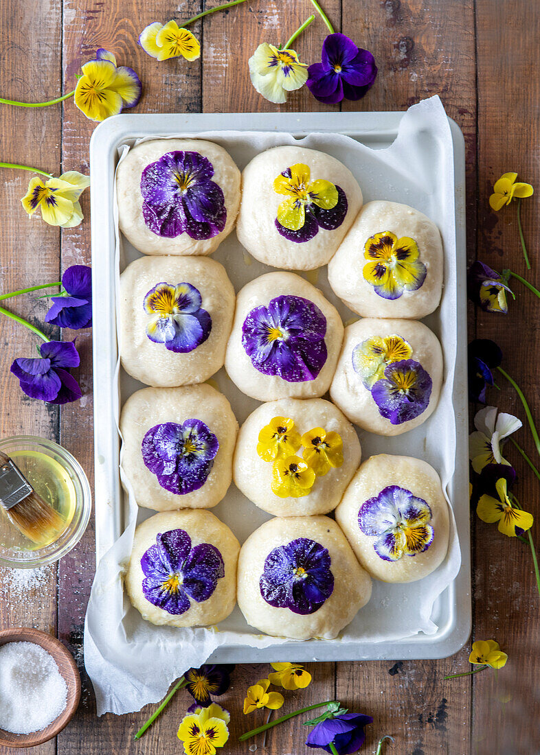 Ungebackene Hefebrötchen mit Essblüten