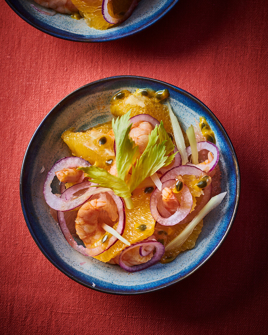 Citrus salad with prawns and red onions