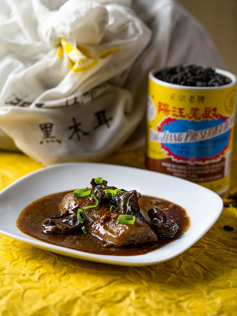 Yuxiang-style aubergines with mu-err mushrooms and fermented beans (China)