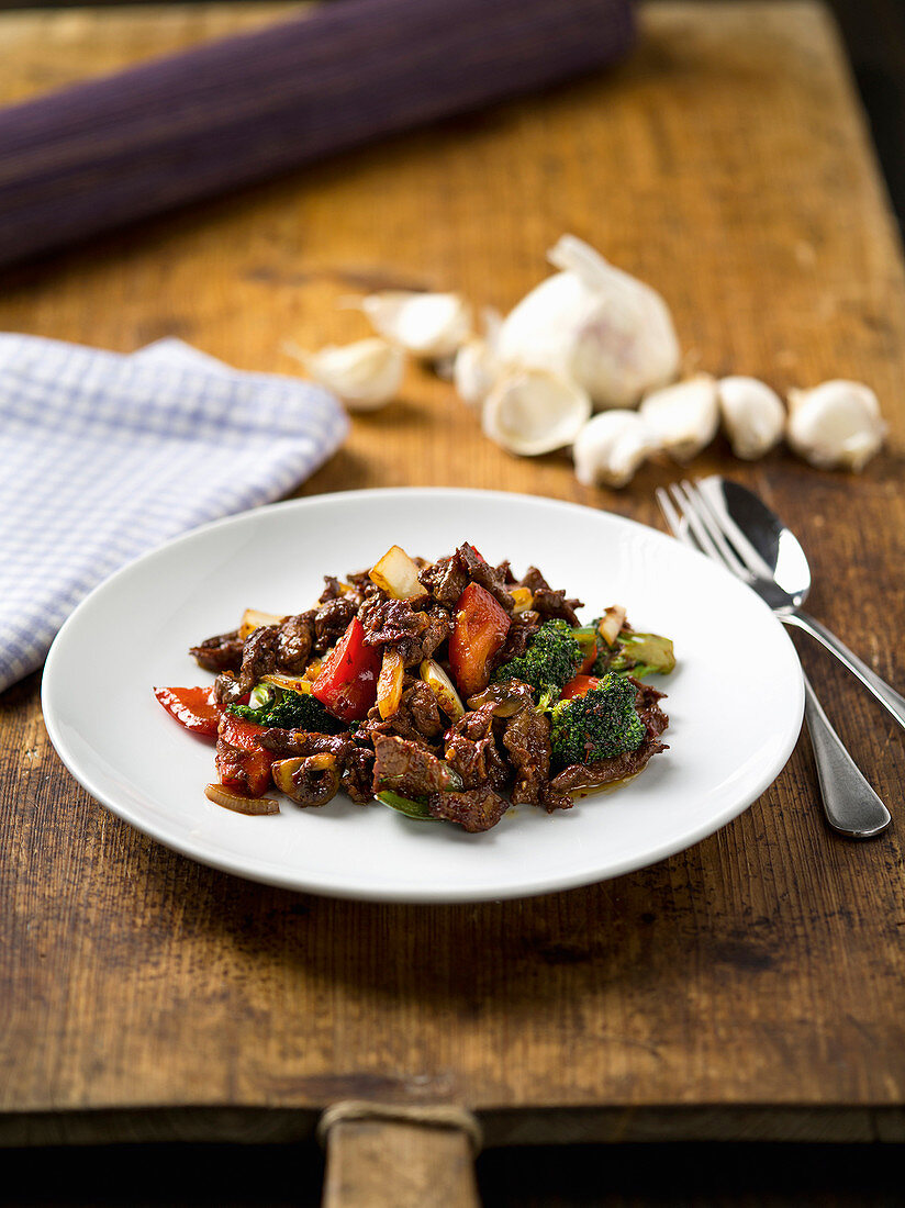 Beef with garlic and vegetables (China)