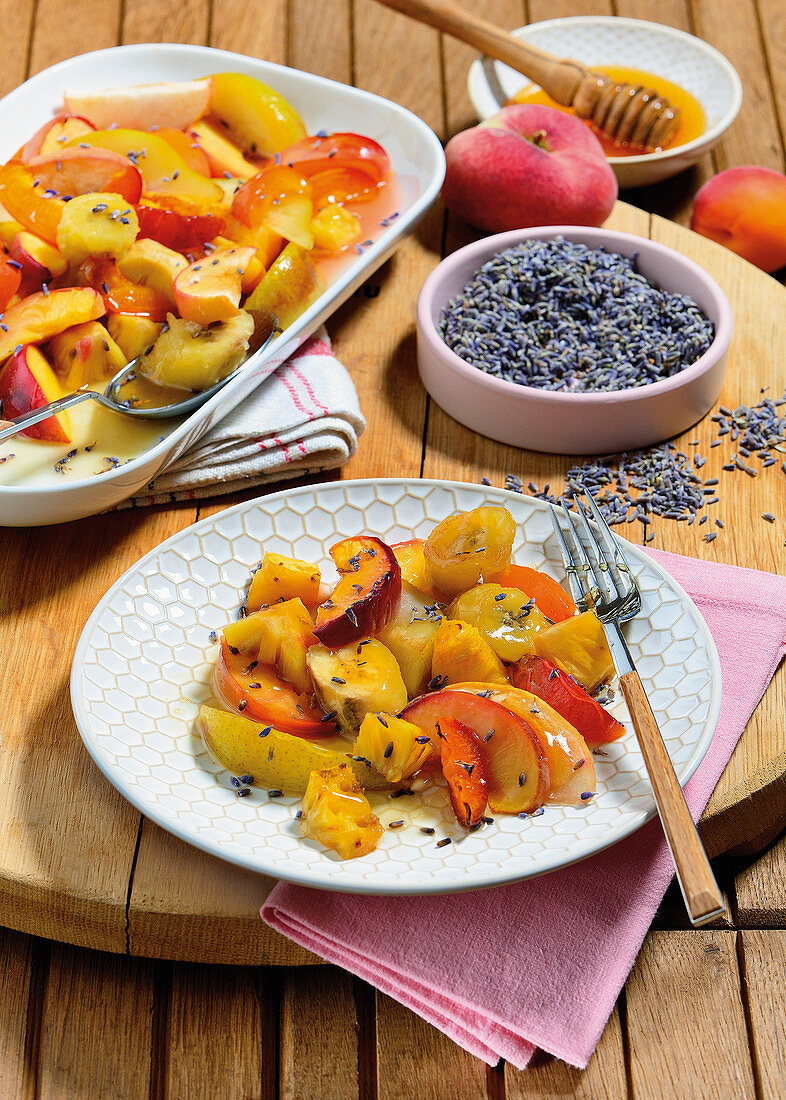 Warmes Obst mit Lavendelblüten und Honig